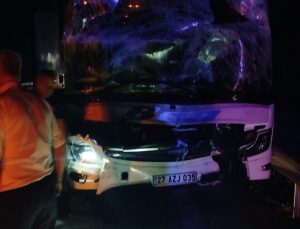 Mersin’de Yolcu Otobüsü Tıra Çarptı: 4 Yaralı
