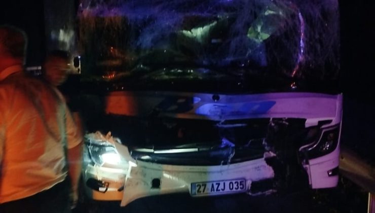 Mersin’de Yolcu Otobüsü Tıra Çarptı: 4 Yaralı