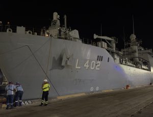 Lübnan’dan tahliye edilen sivilleri taşıyan amfibi gemilerden ilki Mersin’e ulaştı