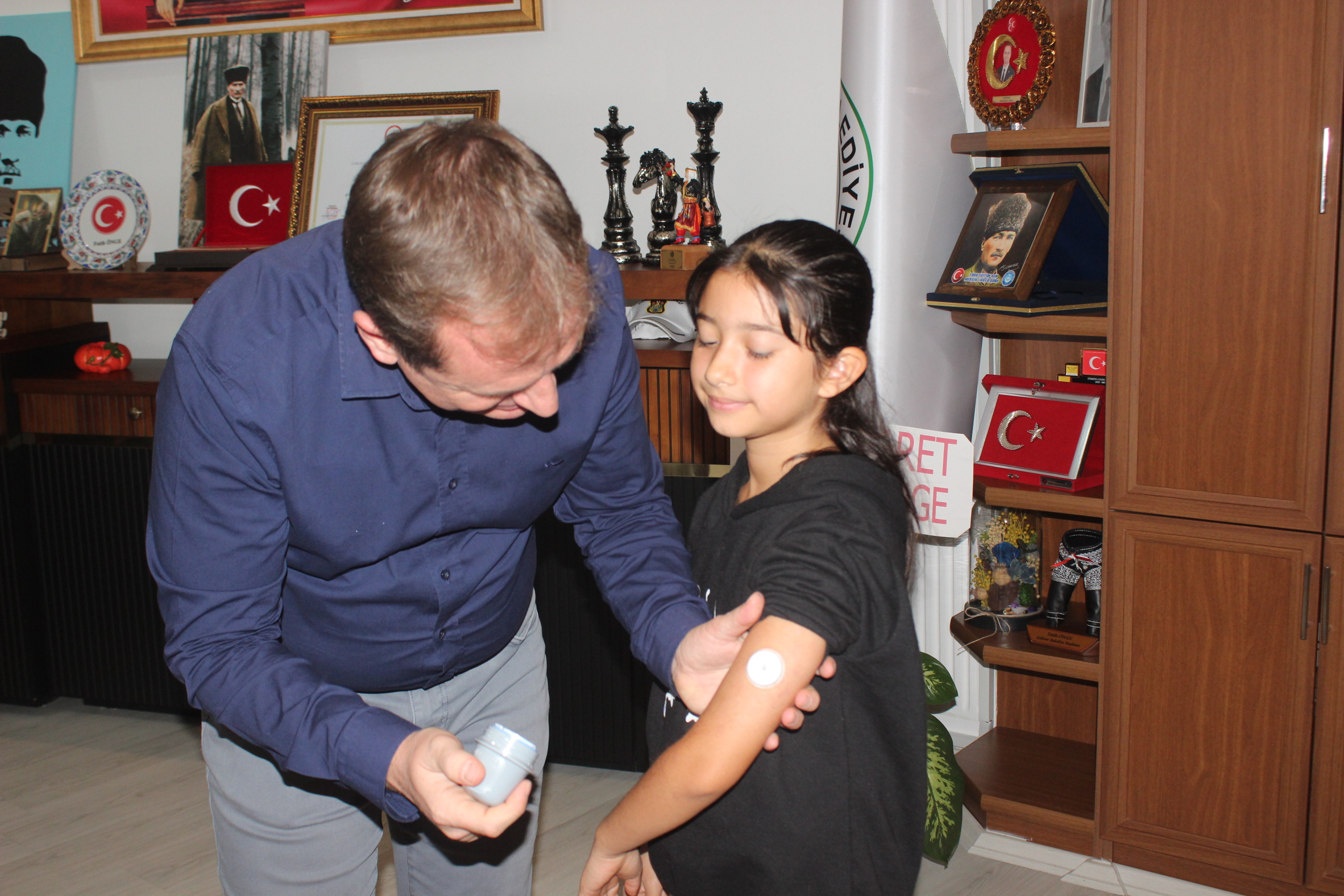 Mersin'de Diyabet Hastası Çocuklara Şeker Ölçüm Sensörü Desteği