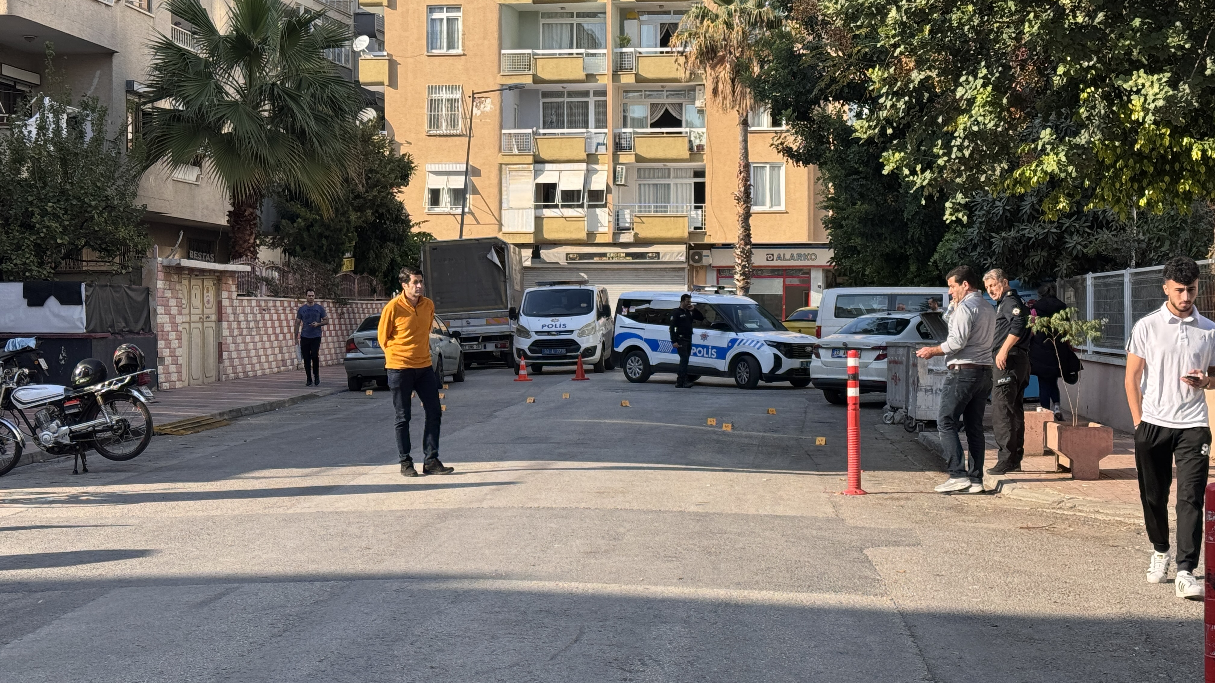 Mersin'de Silahlı Kavga: 3 Yaralı, 5 Araç Hasar Gördü