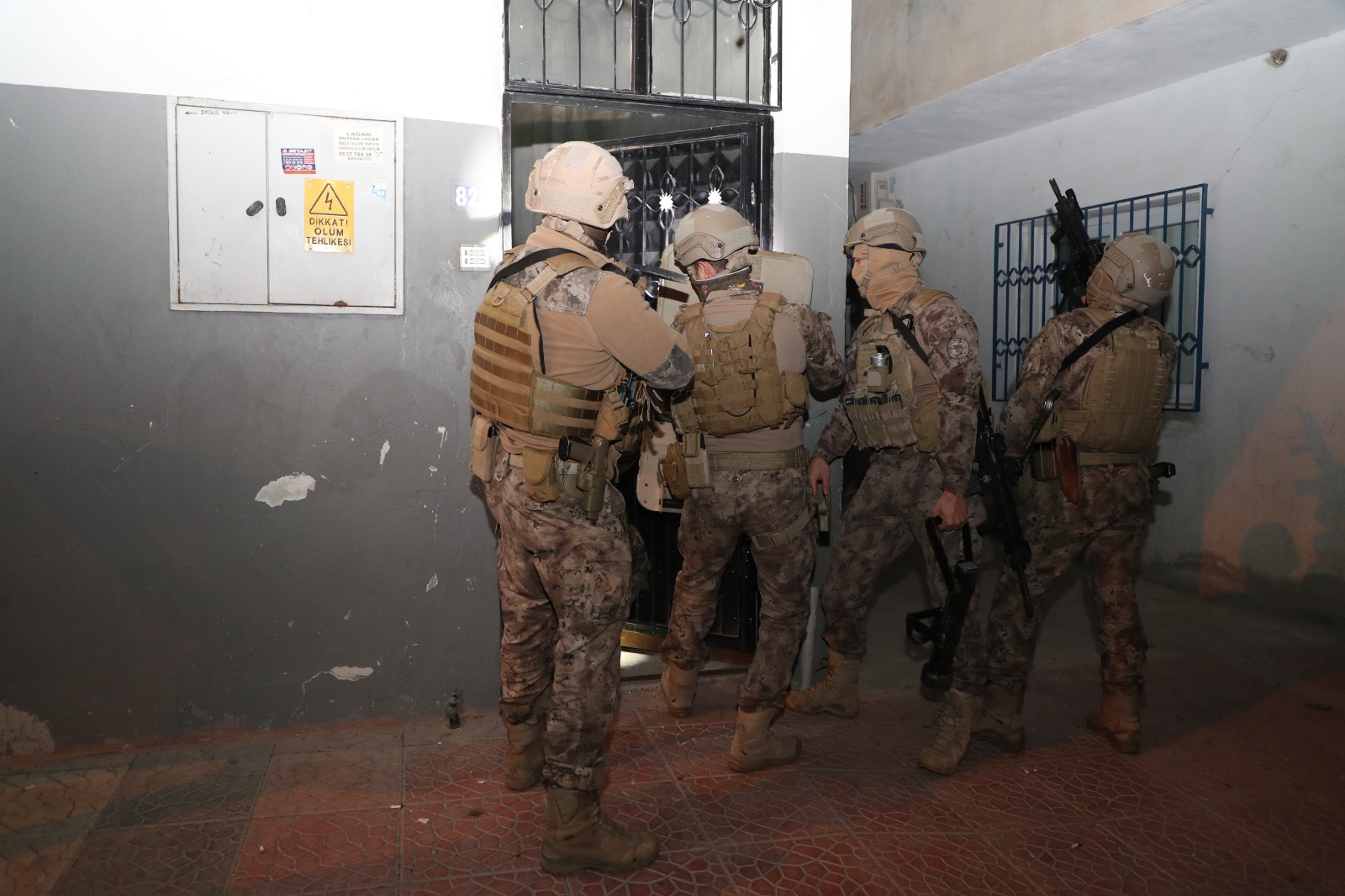 Mersin'de Suç Şebekesine Yönelik Operasyon: 10 Gözaltı, 8 Tutuklama